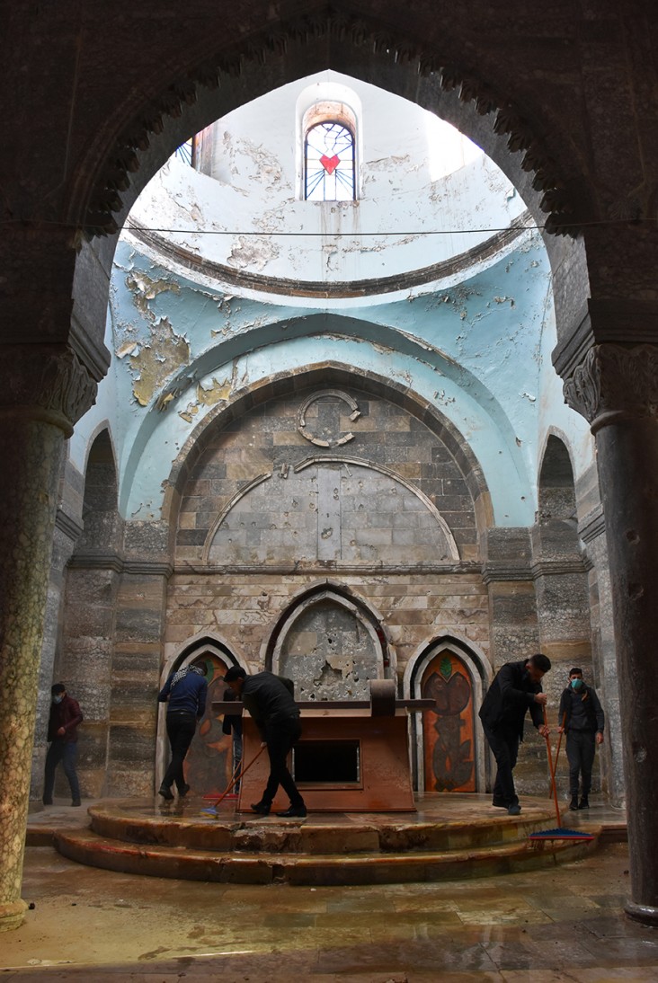 Youth participants from various backgrounds clean a historic religious site in Telkaif, northern Iraq. Many youth have returned home after years of displacement and are participating in USAID’s Shared Future activity to strengthen their leadership and entrepreneurship skills to rebuild their communities. 