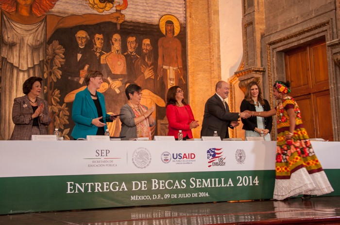 Representantes de la Secretaría de Educación Pública, Universidad de Georgetown y USAID felicitan a una joven indígena de Chiapa