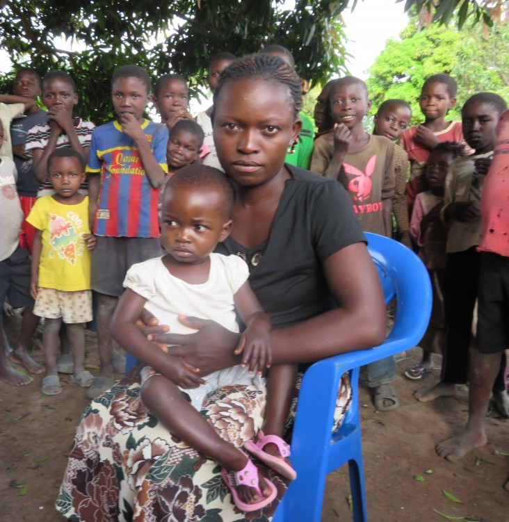 Maurine Tshinngo Mwinza with her baby at a family planning event in Mutshatsha