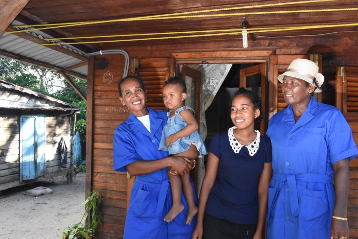 Sandrinah, her baby, and community health volunteers.