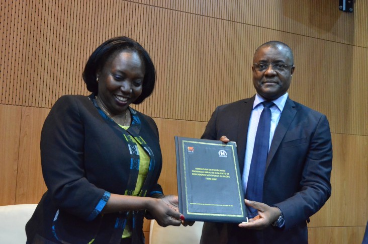 From left to right: Minister of Health Silvia Lutucuta and Minister of Economy and Planning, Manuel da Costa at the time of signing the preface to the general program of the Demographic Health Survey "DHS 2020"