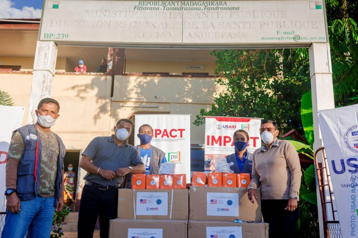 Front-line health care workers in Toliara and Moramanga received 4,000 additional medical grade face coverings to protect them from COVID-19. 