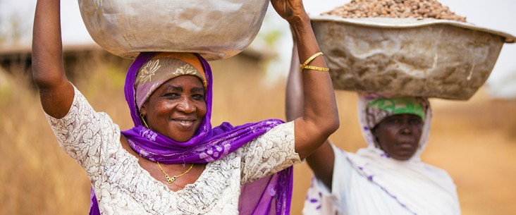 Women carrying baskets of grain