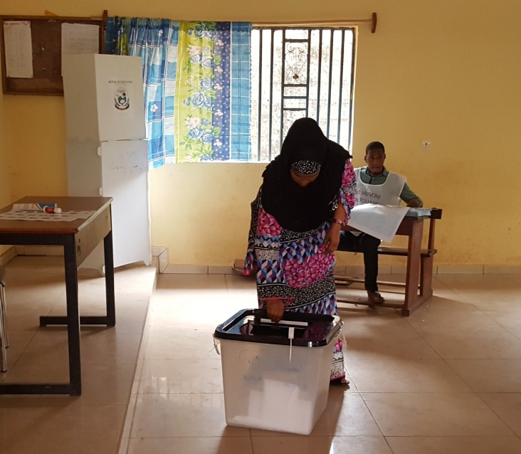 A Guinean woman votes during local elections in February 2018.