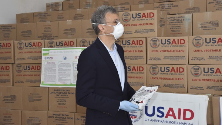 Amb. Rosenblum handing over USAID food assistance to Uzbekistan 