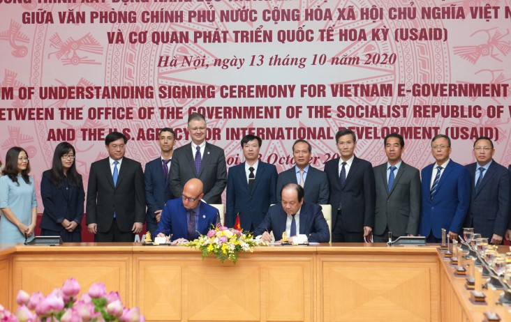 U.S. Ambassador to Vietnam Daniel J. Kritenbrink joins other distinguished guests to witness while USAID/Vietnam Acting Mission Director Bradley Bessire and Vietnam's Office of the Government (OOG) Chairman Mai Tiến Dũng sign the MoU.