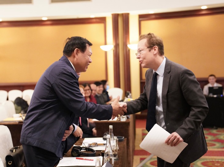 Vietnam's Vice Minister of Health Do Xuan Tuyen and U.S. Deputy Chief of Mission Christopher Klein shake hands during the event.