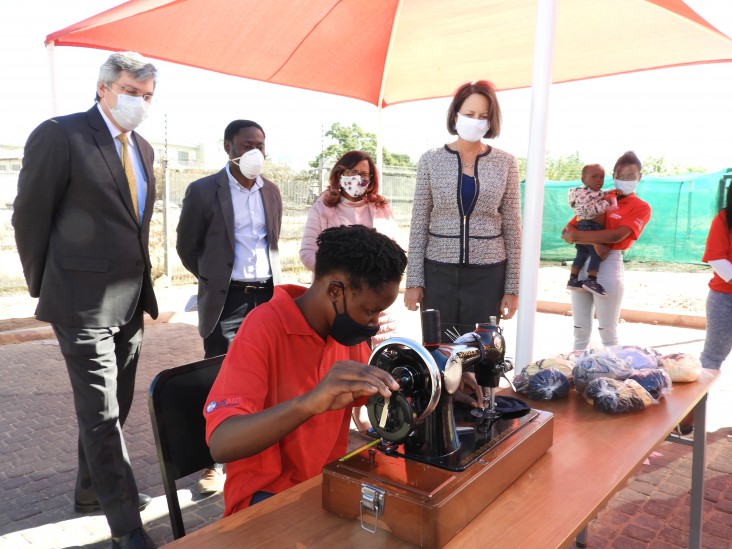 U.S. Ambassador Lisa Johnson congratulated the young female entrepreneurs at the small handover ceremony at the Project Hope Namibia offices in Windhoek