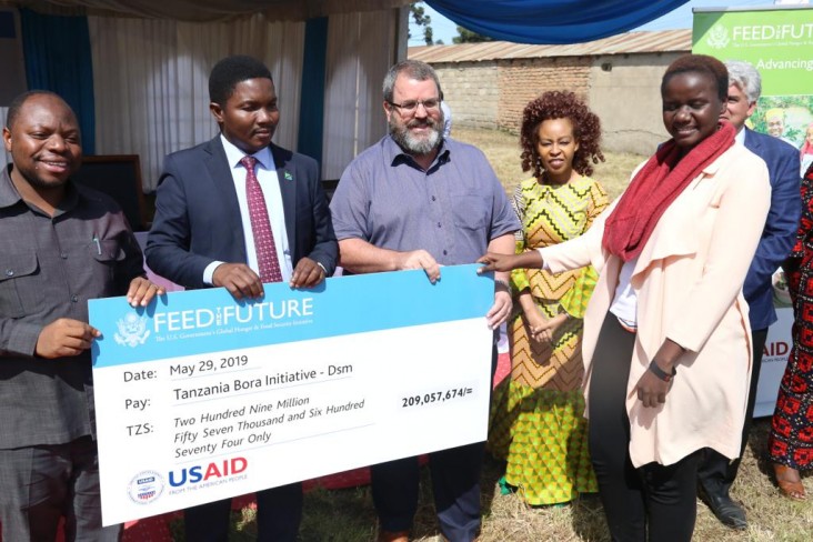 Abella Bateyunga (right) from the Tanzania Bora Initiative receives Advancing Youth grant for 209,057,674 TZ shillings. Abella is accompanied, from left to right, by Mbeya Regional Commissioner, J. Chalamila; PO-RALG Minister, Selemani Jafo; USAID Mission Director, Andrew Karas; and USAID Private Sector and Youth Project Management Specialist Joyce Mndambi.