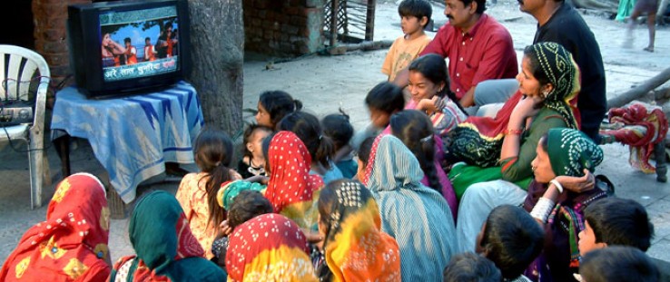 Reading, a by-product of entertainment: community viewing of Bollywood film songs with same-language subtitling in Gulbai Tekra 