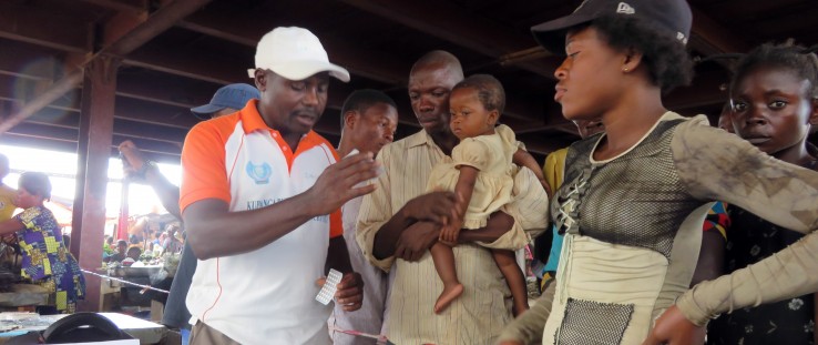 A community-based distributor provides family planning information at the Fungurume Central Market.