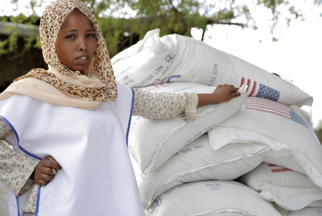 USAID is providing emergency food assistance to some of the most vulnerable Ethiopians. Catholic Relief Services (CRS) is the lead agency in the USAID-funded Joint Emergency Operation.   In Aje, families gather to take home rations of wheat and split yellow peas under the program, implemented by a number of national and international partners working under CRS' management.