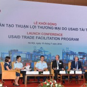 Thảo luận về tạo thuận lợi thương mại.