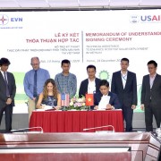 Representatives of USAID's Vietnam Urban Energy Security project and Electricity of Vietnam (EVN) sign the MOU.