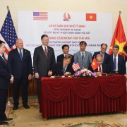 Giám đốc USAID Việt Nam Michael Greene và Giám đốc VNOSMP Lê Chí Dũng ký bản nghi nhớ ý định.