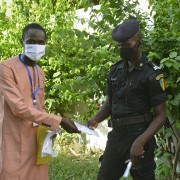 Campagne de distribution de masques réutilisables dans la région de Dakar